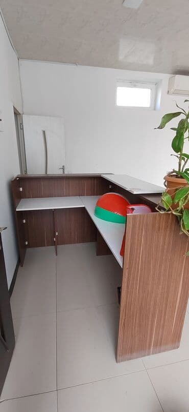 белый офисный стол: Resepsiyon stendi / qarşılanma masası - Material: ağ və tünd ağac — 2