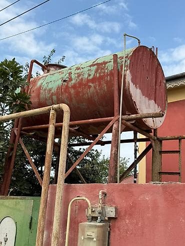Baklar və çənlər: Metall su/yanacaq çəni və möhkəm metal dayaq konstruksiyası - Üst — 2