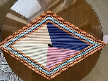 Rəngarəng plisəli kvadrat şərf - Dizayn: Cəsarətli həndəsi