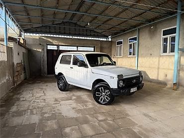 opel vectra b: LADA Niva 4x4, ağ rəngli, 3 qapılı off-road SUV. Xüsusiyyətlər və — 2