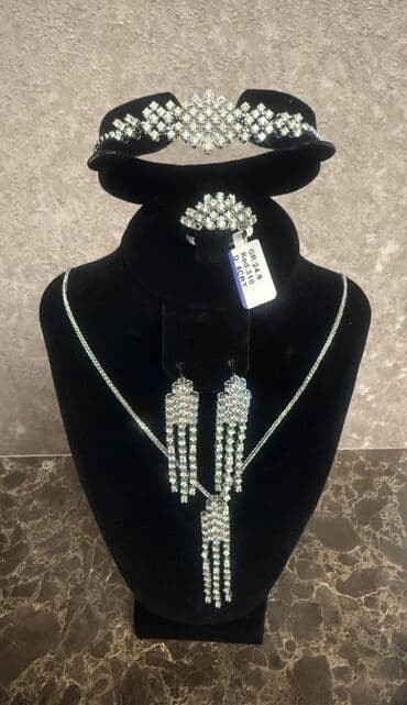 Dəstə daxildir: Bilərzik, Üzük, Kulon, Ağ qızıl, 750 Əyar, 25 g