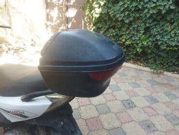 Motosikletlər və skuterlər üçün nəzərdə tutulmuş qara rəngli üst qutu