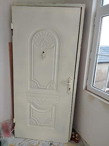 Metal giriş qapısı – klassik naxışlı panel - Material: metal (iki