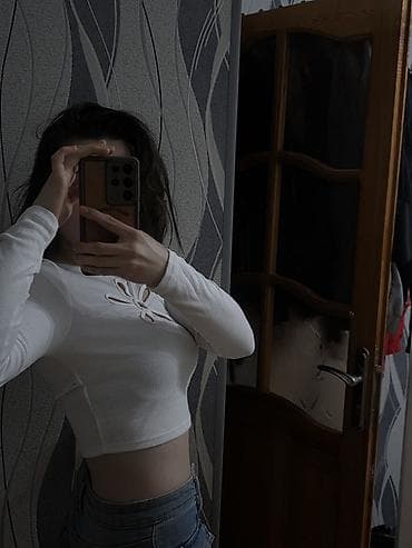 Svitşotlar: Ağ rəngli qadın crop-top bluz - Model: uzunqol, bədənə oturan kəsim - — 2