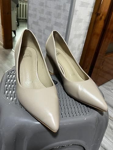 deri yupka: Bej rəngli qadın tuflisi
Yenidir,geyinilmeyib.38 olcu — 1