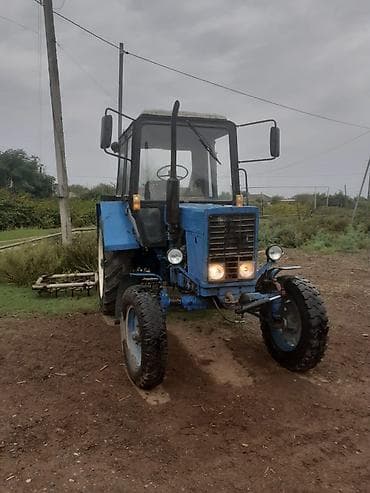 Mavi rəngli MTZ tipli təkərli traktor - Kabinli, ön və arxa işıqlarla