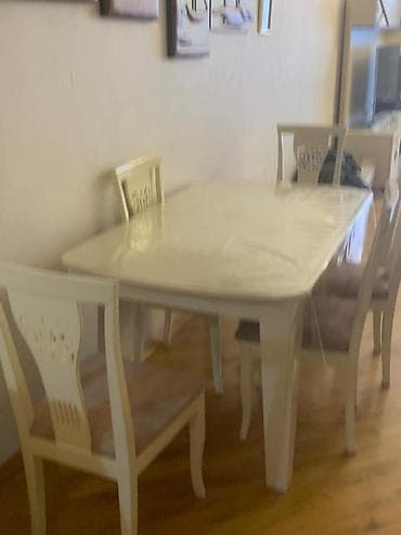 nabor: Qonaq otağı mebel dəsti Tərkib: - Yemək masası və 4 stul: krem-ağ — 1