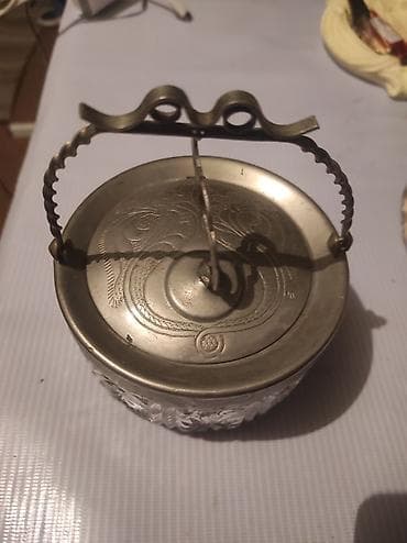 Qapaqlı şüşə qab – metal dekorativ qapaq və daşınma üçün sapla -