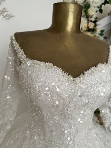 sadə toy donlari: Zərif naxışlı, uzunqol gəlinlik. Gəlinliyin sinə hissəsi ürək formalı — 3