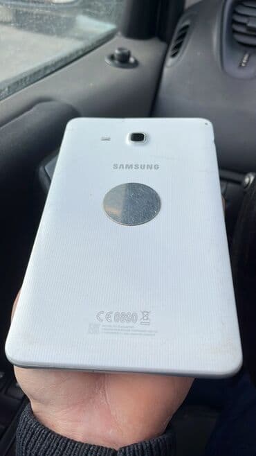 samsung galaxy elanlari: Samsung Galaxy Tab (ağ rəng) - Ekran: təxminən 7–8" diaqonal, ön — 1