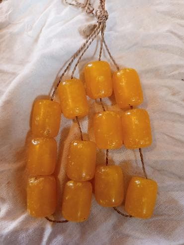 Kəhrəba rəngli iri muncuq dəsti - Material: sarı rəngli, silindrik