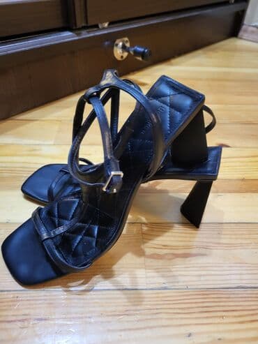 Ölçü: 39, rəng - Qara, Yeni