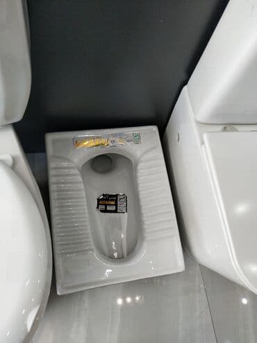 Ağ rəngdə, kvadrat formalı, yerdə quraşdırılan ayaqyolu. Dizaynı