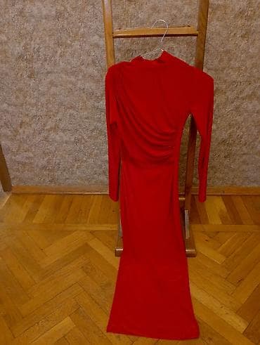 koja etek: Qırmızı ziyafət donu - Uzunqol, dar siluet - Yüksək yaxalı model - — 3