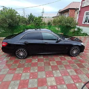 015 diskleri: Mercedes‑Benz E‑Class sedan (W212), qara rəng. - Kuzov: 4 qapılı — 3