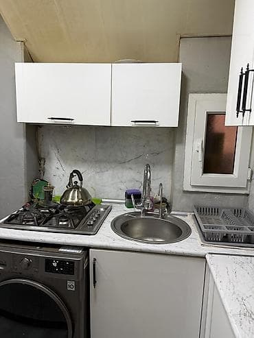 kuhna mebelleri: Ağ rəngli müasir mətbəx mebeli dəsti - Yuxarı və aşağı şkaflardan — 2