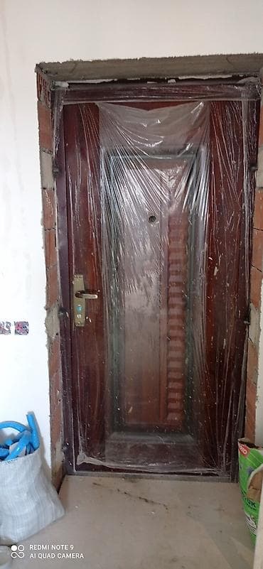 12 volt 220: Dəmir giriş qapısı – tünd qəhvəyi rəng, taxta teksturalı dekor panel — 3