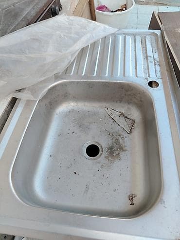 Mətbəx üçün çanaq. Təzədir. Amma altındakı şkafın bir qapısını yenidən
