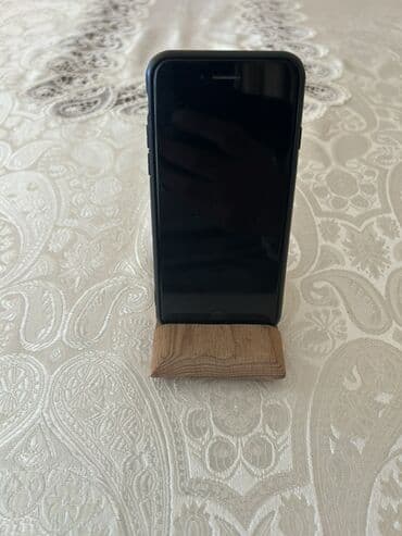 Apple iPhone: IPhone 8 — 2