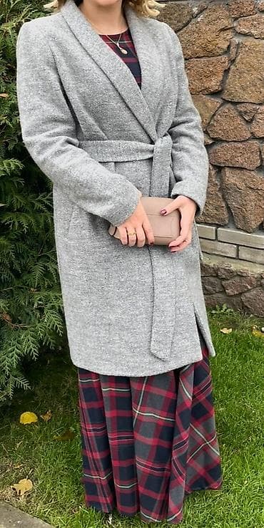 Qadınlar üçün boz rəngli palto - Model: klassik dizayn, dizə yaxın — 2