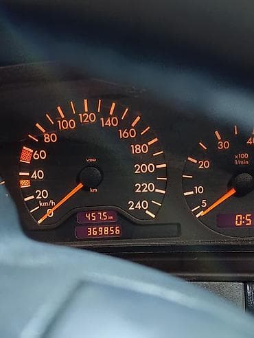 w210 krilo: Mercedes-Benz E-Class: 2 l | 1998 il Sedan — 10