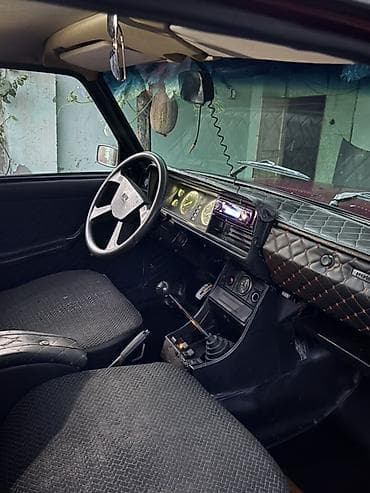 1 9 karobka mexanika: VAZ 2107 sedan - Kuzov: 4 qapılı sedan, tünd qırmızı/bordo rəng. - — 7