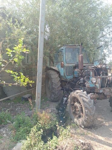 traktor altlıqlı qara qadın bosonojkaları: Kənd təsərrüfatı işləri üçün nəzərdə tutulmuş traktor. Geniş təkərlərə — 2