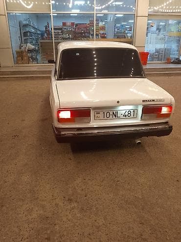 LADA 2107, ağ rəng. Arxa görünüşlü klassik sedan. - Kuzov: 4 qapılı