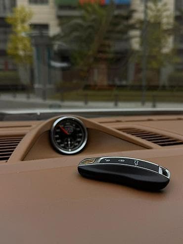 ravon 2: Porsche Panamera: 4.8 l | 2011 il 140000 km Sedan — 5
