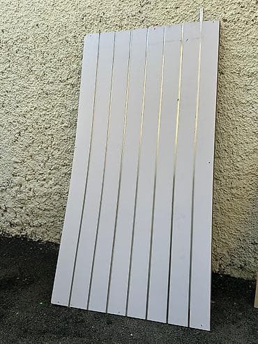 Ağ rəngli şaquli panellərlə dizayn olunmuş MDF/taxta lövhə. - Rəng