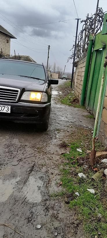 benzin bakı: Mercedes-Benz C-Class (W202) sedan - Kuzov: sedan, qara rəng - — 3