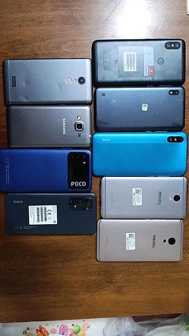 Bir neçə smartfon modeli toplusu Şəkildə göstərilən müxtəlif