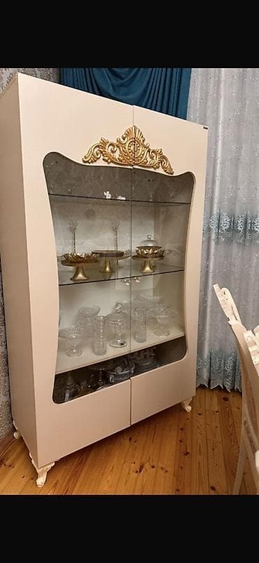 Klassik üslubda qonaq otağı üçün vitrin və bufet dəsti - Rəng