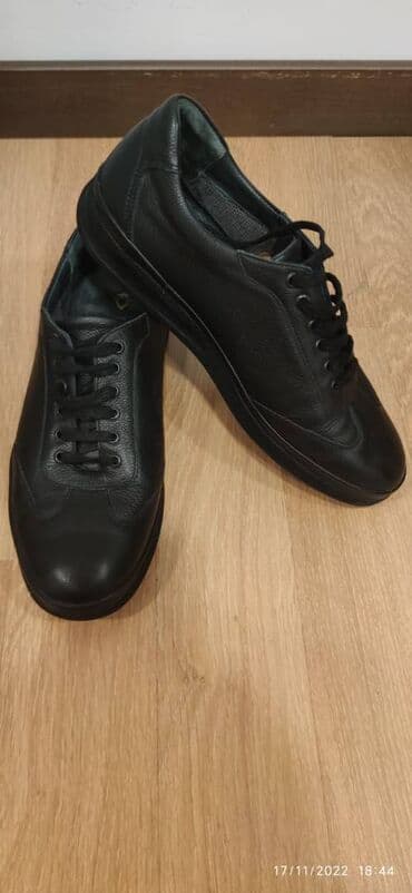 kişi koftaları: İdman stilli ayaqqabı. Türkiyə istehsalıdır. Üstü qalın lakin yumşaq — 1