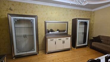 işıqlı guzgu: Klassik üslubda qonaq otağı mebel dəsti Dəst tərkibi: - 2 ədəd şüşə — 2