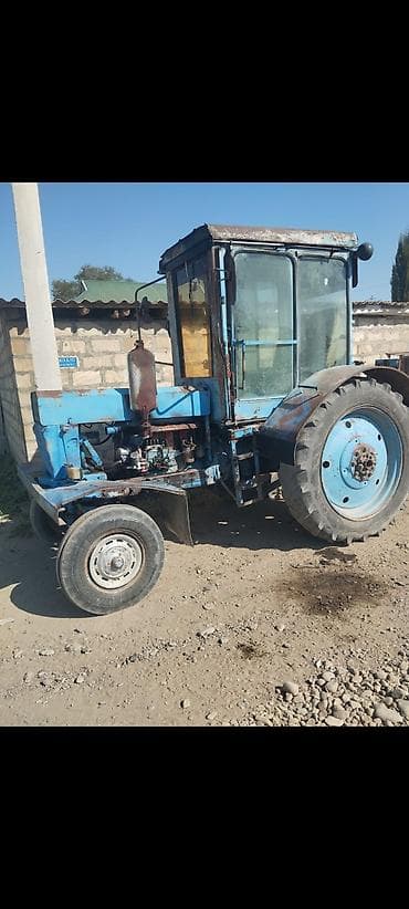 Mavi rəngli MTZ tipli təkərli traktor və qoşqu - Kabinəli, şüşəli MTZ