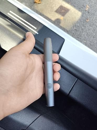 IQOS ILUMA ONE tütün qızdırma cihazı, tünd boz rəngdə və kompakt, oval — 4