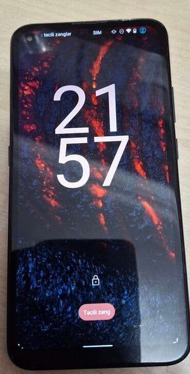 Smartfon – punch-hole ön kamera dəliyi olan tam ekranlı model. Ekran