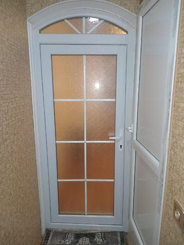 seyif qapılar: Ağ rəngli PVC giriş qapısı və yan panel - Material: möhkəm PVC — 1