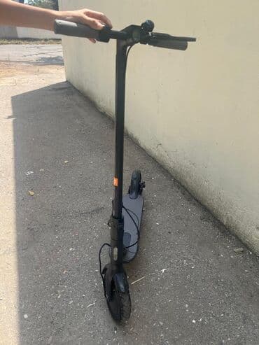 sukuturlar: Qara rəngli elektrik skuter, şəhər daxilində rahat hərəkət üçün — 1