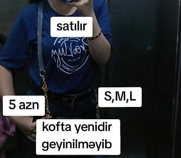 sort: Mavi rəngdə qısaqoll qadın T‑şortu. Önündə ağ yazılı çap dizaynı var — 1