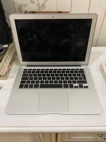 чехол для айпад: Gümüşü rəngli MacBook Air noutbuk, minimal və müasir dizaynı ilə — 1