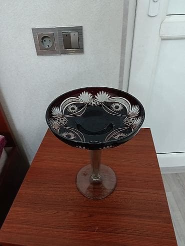 qab qaca: Kəsimli bəzəkli şüşə meyvə/gül qabı (ayaqlı) - Material: qalın şüşə — 1