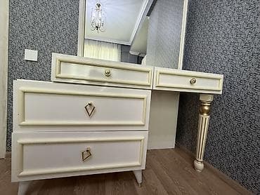 Klassik üslubda makiyaj masası və güzgü - Rəng: açıq krem/ivori lalafo.az -da Klassik üslubda makiyaj masası və güzgü - Rəng: açıq krem/ivori