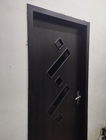 şuşə qapi: Müasir dizaynlı otaq/qapı paneli - Material: qaranlıq ağac teksturalı — 1