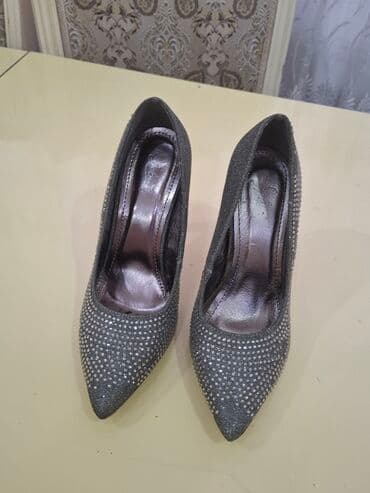 Geyilmeyib. 38 razmerdir - Rəng: boz/metalik - Üst hissə: parlaq