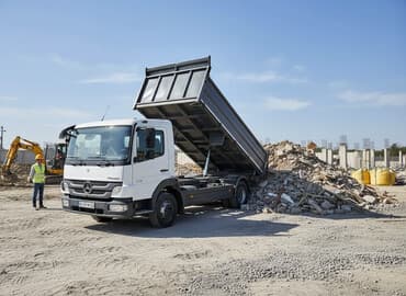 бу морозильные камеры: Mercedes-Benz markalı kiçik ölçülü ağ rəngli yük maşını təmir — 3