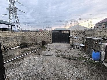 sekide ev satilir: Həyətyanı ev və torpaq sahəsi - Qapalı, daş hasarlı həyət: geniş — 1