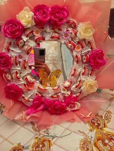 Şirniyyatlı hədiyyə çələngi - Dairəvi kompozisiya: mərkəzdə güzgü