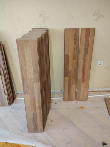 Материалы для кровли крыш: Məhsul: Laminat döşəmə taxtaları - Rəng/naxış: Təbii ağac teksturası — 1